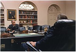 Archivo:Senator Eugene McCarthy and President Lyndon B. Johnson - NARA - 192490