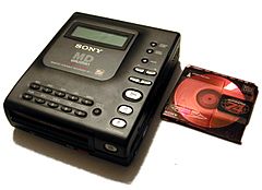 Archivo:Sony MZ-1 and a disc 20040221