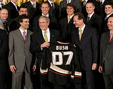 Archivo:Stanley Cup Ducks and Bush