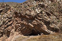 Archivo:Vista desde el exterior en la Cueva de Guitarrero hacia el oeste
