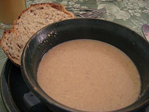 Archivo:Walnut soup with bread