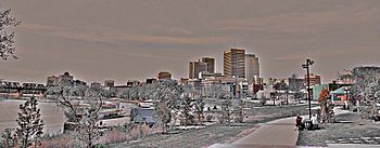 Archivo:Waterfront Drive And Winnipeg Skyline HDR