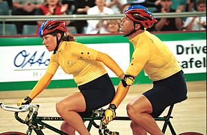Archivo:231000 - Cycling track Kerry Modra Kieran Modra action 2 - 3b - 2000 Sydney race photo