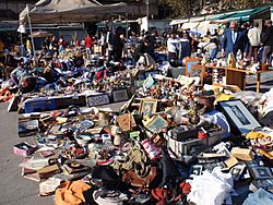 Archivo:A load of old junk or hidden treasures? Encants market in Barcelona