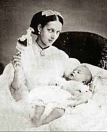 Archivo:Alexandra with her first born child Albert Victor