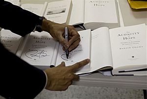 Archivo:Barack Obama signs copies of The Audacity of Hope 2-9-09