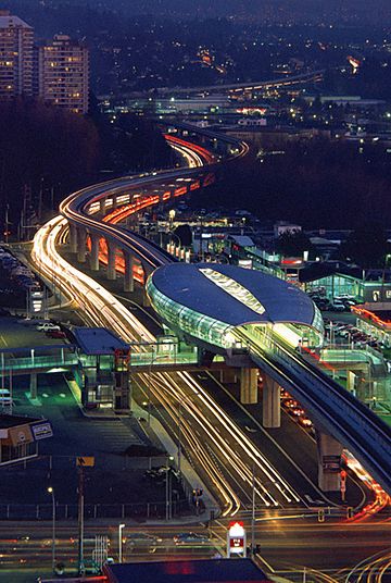 Archivo:Brentwood Skytrain long-exposure