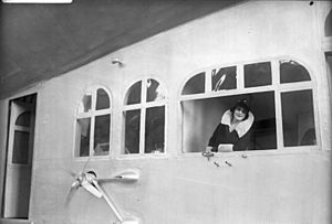Archivo:Bundesarchiv Bild 102-08192, Lady Grace Drummond-Hay an Bord der "Graf Zeppelin"