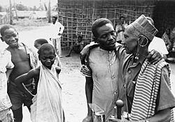 COLLECTIE TROPENMUSEUM De voorzitter van Hondogo begroet een bezoeker TMnr 20014570.jpg