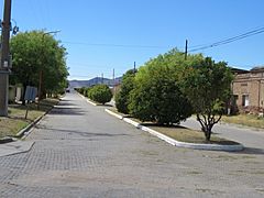 Calle boulevard con vistas hacia las Sierras de Saavedra