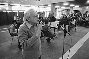 Archivo:Compnist Gyorgy Ligeti , tijdens repetitie, Bestanddeelnr 932-8518