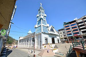 Construcción de pasamano, rampa e iluminación de los exteriores en la Iglesia Matriz de Piñas (10962576363).jpg