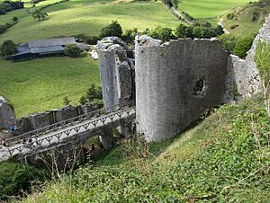 Archivo:Corfe Castle Gatetower and Bridge