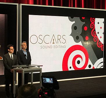 Archivo:Directors J.J. Abrams and Alfonso Cuarón at the 87th Oscars Nominations Announcement