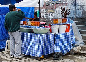 Archivo:Drinking mocochinchi in market in La Paz
