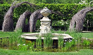 Archivo:Dumbarton Oaks - fountain