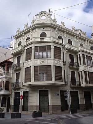 Archivo:Edificio del Banco de valencia en Almassora. 07