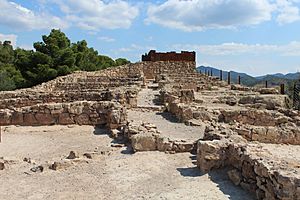 Archivo:El Puntal dels Llops. Carrer i torre