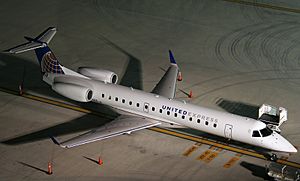 Archivo:Embraer ERJ-145LR, United Express (ExpressJet Airlines) JP7008157 (cropped)