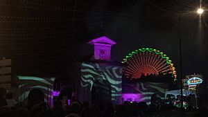 Archivo:Espectáculo de luz sobre la Puerta de Hierros del Recinto Ferial de Albacete. Feria de Albacete 2014