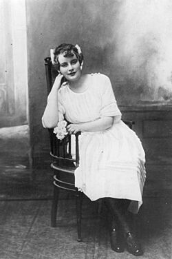 Archivo:Greta-Garbo-during-her-confirmation-day-142364381606