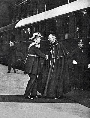 Archivo:Horthy Miklós és Eugenio Pacelli a Keleti pályaudvaron (Képes Pesti Hírlap, 1938)