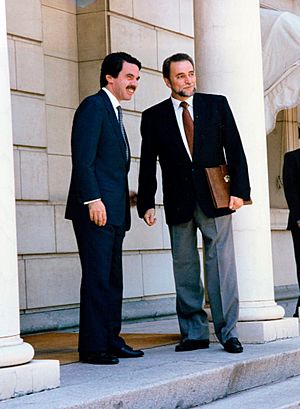 Archivo:José María Aznar recibe al coordinador general de IU. Pool Moncloa. 30 de noviembre de 1999