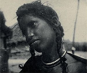 Archivo:Joven mujer tuareg en territorios del actual Malí (h.1912) Fotografía capitán Repoux