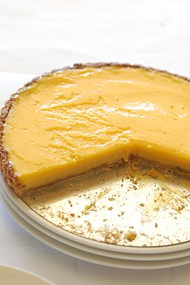 Lemon curd tart with crumbs, 2008.jpg