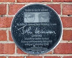 Archivo:Lennon plaque at Liverpool Maternity Hospital