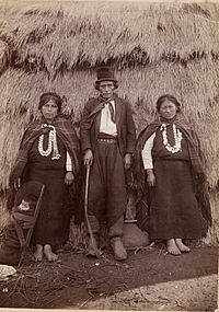 Archivo:Lonco mapuche con esposa, hija y nieta
