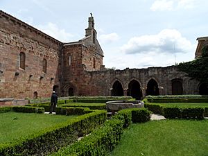 Archivo:Monasterio Santa Maria de Bujedo de Juarros Claustro Medieval