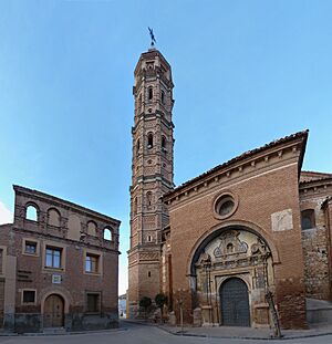 Archivo:Muniesa - Ditputación de Aragón e Iglesia de Nuestra Señora de la Asunción