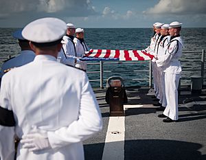 Archivo:Neil Armstrong burial at sea (201209140008HQ)