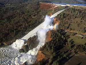 Archivo:Oroville dam spillway 2017-02-11