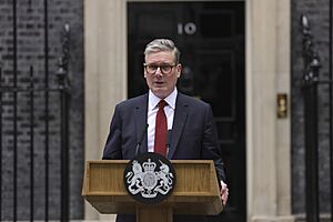 Archivo:Prime Minister Sir Keir Starmer arrives at Number 10 Downing St (53836916571)