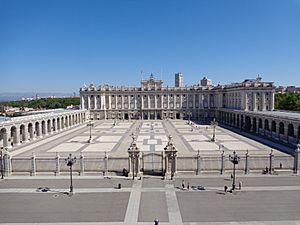 Archivo:Royal Palace of Madrid 04