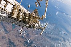 Archivo:STS-115 EVA 2 on Day 5