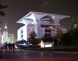 Archivo:Shanghai Urban Planning Exhibition Center at night 2011-10-11 cropped