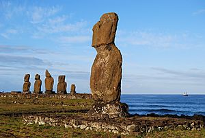 Sochy na Velikonočním ostrově - Tahai, v popředí Ahu Tahai, v pozadí Ahu Vai Uri - panoramio.jpg