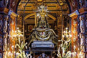 Archivo:Statue of Nuestra Señora de las Angustias, Granada, Spain