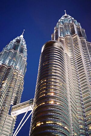 Archivo:Torres Petronas Mayo 2004