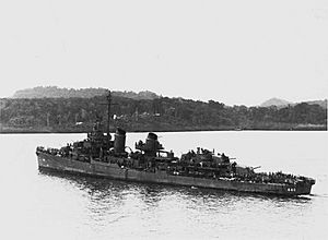 Archivo:USS Radford (DD-446) steaming into Tulagi Harbour with 468 survivors form USS Helena (CL-50) on 6 July 1943