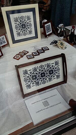 Archivo:Zmijanje embroidery in BL store