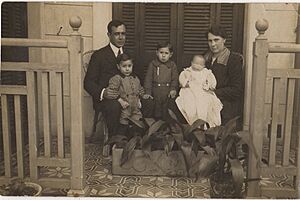 Archivo:Álvaro Enrique Alsogaray y Julia Bosch, junto a sus hijos Álvaro, Federico y Julio, 1918