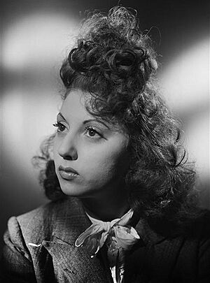 Archivo:Aïda Aznavour Harcourt 1943