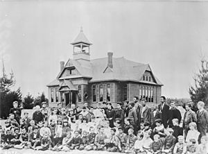 Archivo:A group of students outside of Lankershim School in San Fernando Valley, California, ca.1889 (CHS-6646)