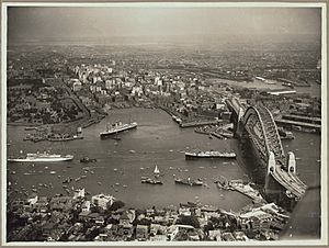 Archivo:Aerial view of Sydney and Circular Quay on the day of the official opening of the Sydney Harbour Bridge, 19 March, 1932 (6174053762)