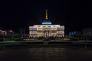 Archivo:Ak Orda Presidential Palace by night 05
