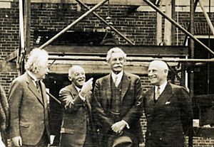 Archivo:Albert Einstein and Abraham Flexner at the Institute for Advanced Study
